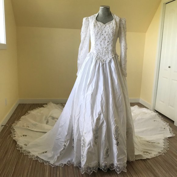 Unworn MAKE OFFER! Satin Beaded Wedding Gown Cathedral Length Train Lace Sleeve - Picture 13 of 13